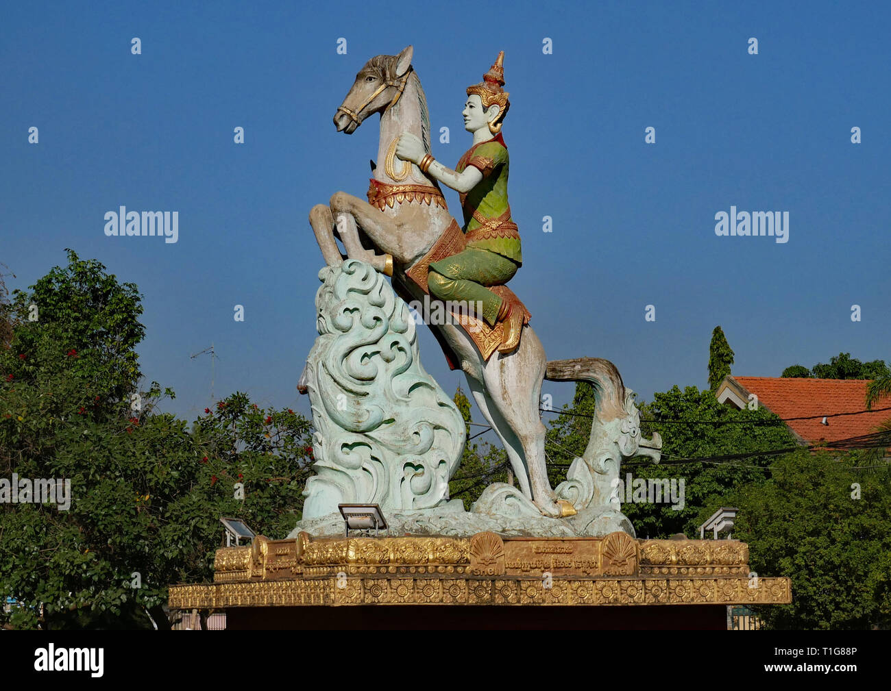 Der Prinz auf dem fliegenden weißen Pferd. Der Prinz stürzte Ta Dumbong. Die Statue ist in Mohatep Park, in Battambang, Kambodscha. 06-12-2018 Stockfoto