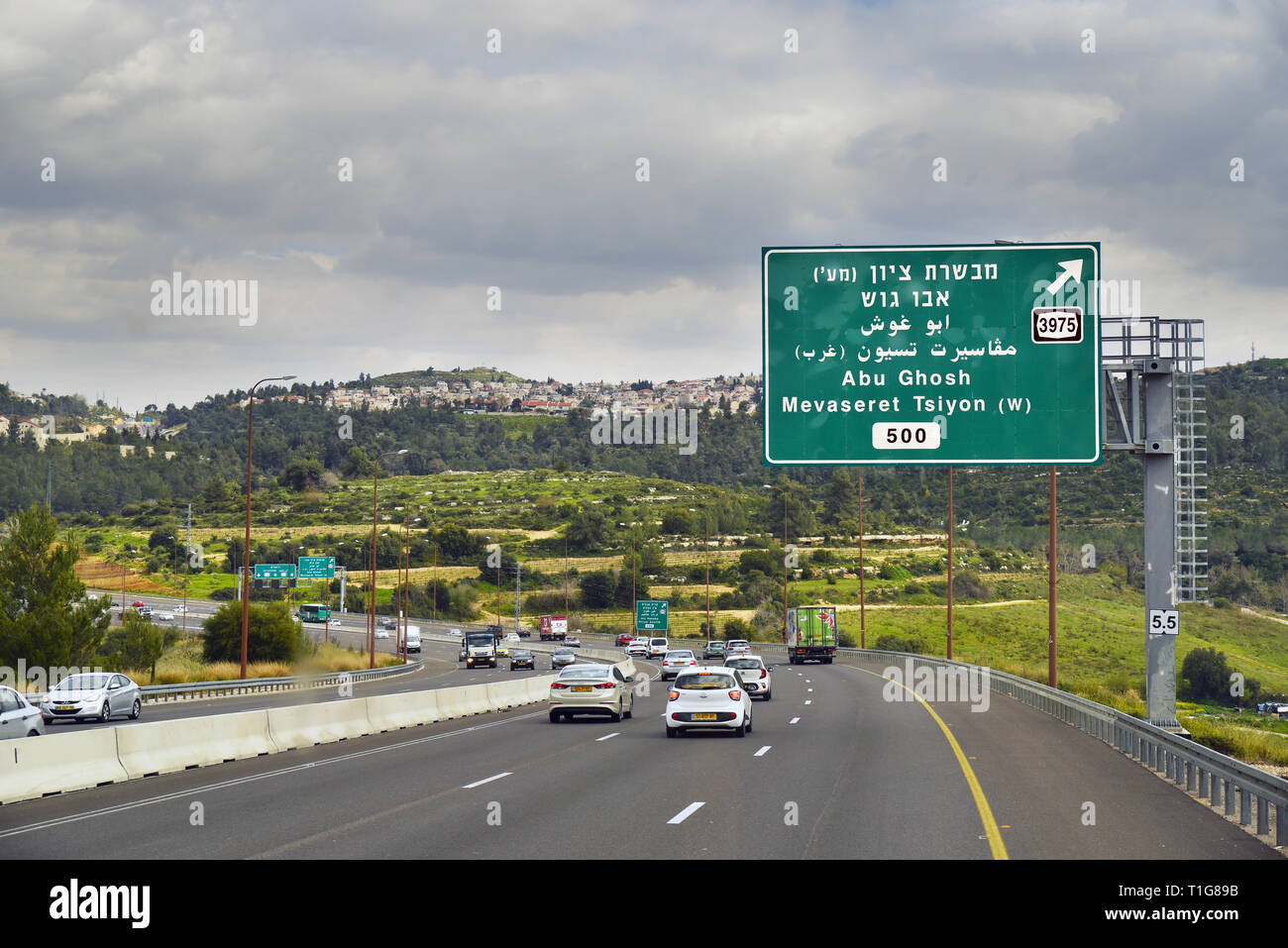 Tel Aviv nach Jerusalem, Autobahn 1 Verkehr nach Osten, nähert sich dem Hemed Interchange und Abu Ghosh verlassen. Stockfoto