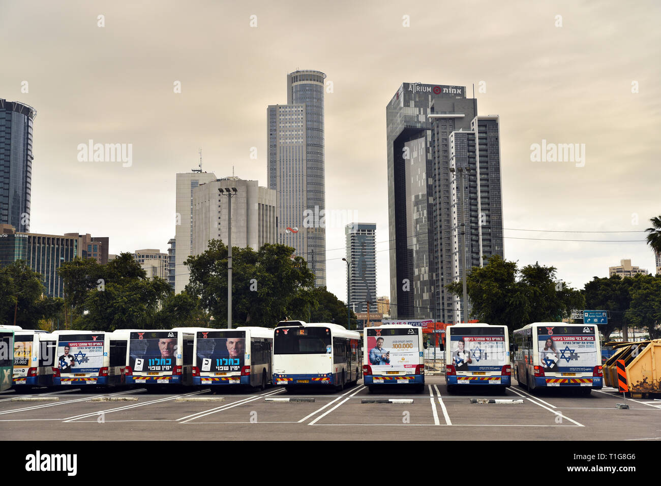 Die Rückseite aus einer Reihe von öffentlichen Verkehrsmitteln Busse mit der Werbung für die Parlamentswahlen 2019 beschriftet. Stockfoto