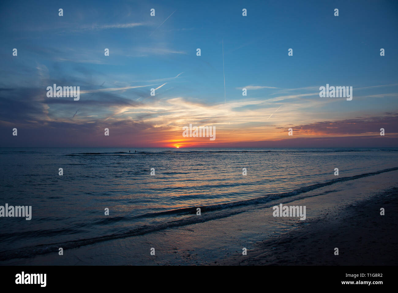 Goldenen Sonnenuntergang über einem Strand der Nordsee Stockfoto