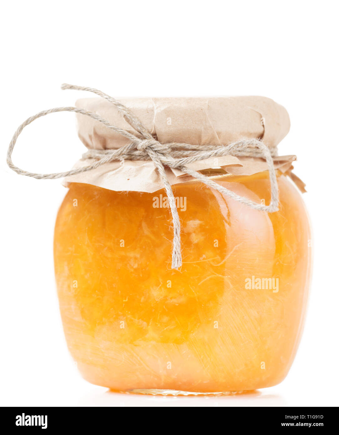 Orange Marmelade im Glas auf weißem Hintergrund Stockfoto