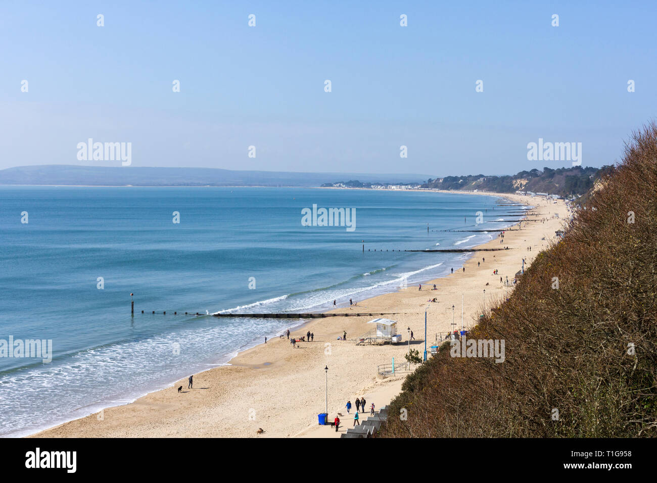 Blick auf den Strand von Bournemouth aus der West Cliff zig-zag. Sonntag, 24. März 2019. Dorset, Großbritannien Stockfoto