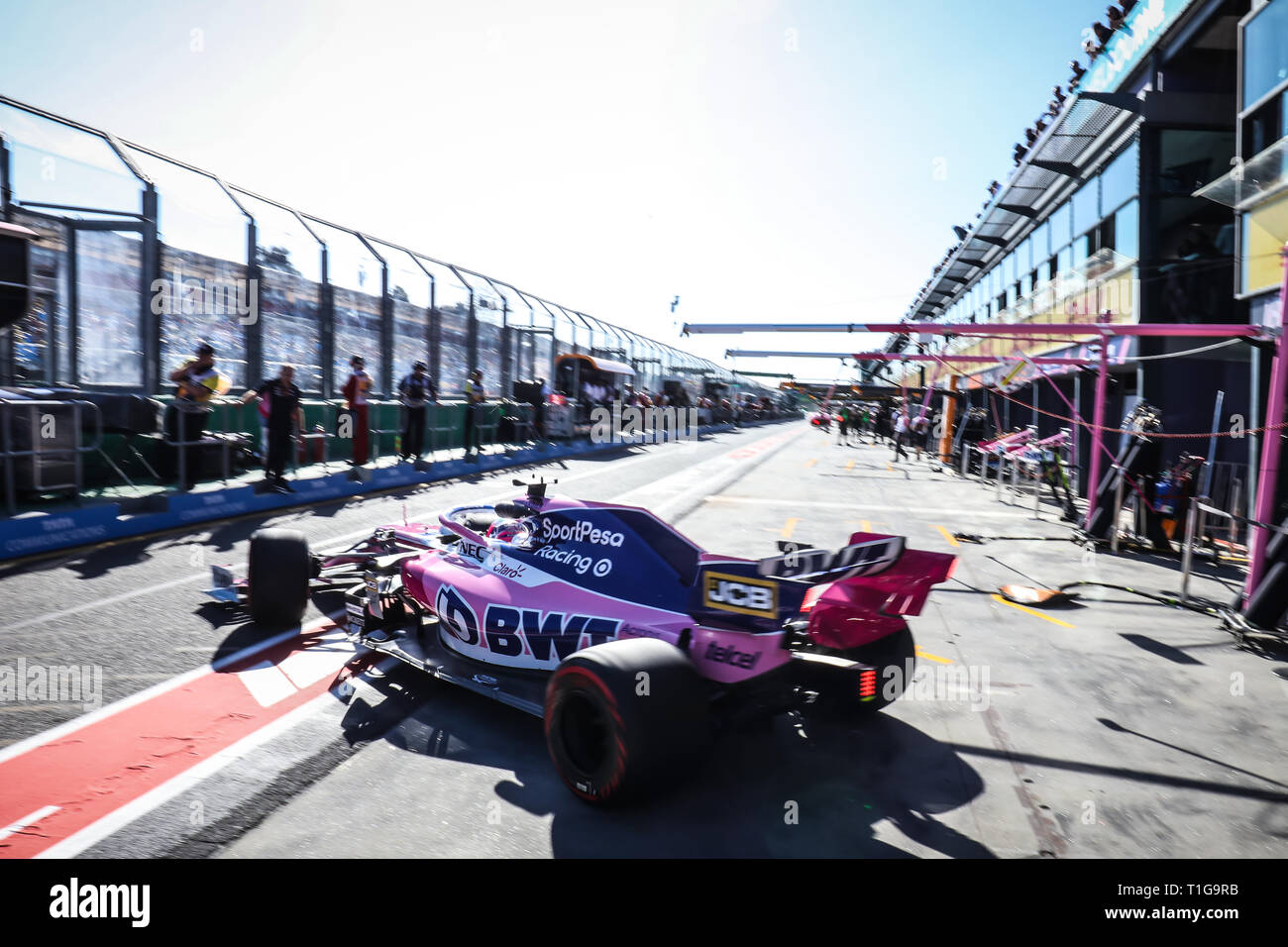 MELBOURNE, Australien - März 15: SERGIO PEREZ von Racing Point Force India F1 Team in der Boxengasse während 2. Praxis an Tag 2 des 2019 Formel 1 Au Stockfoto