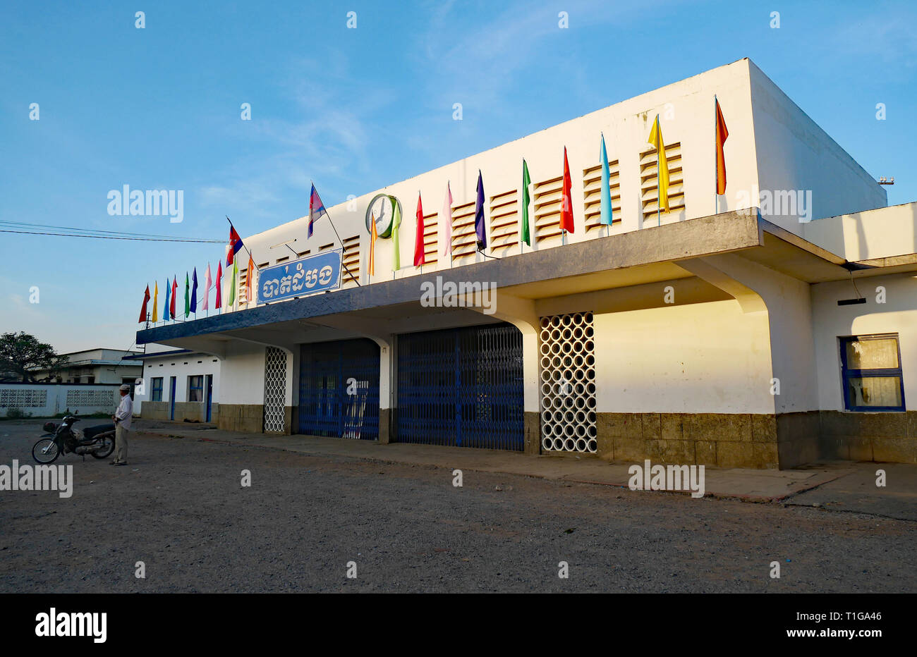 Der Bahnhof in Battambang; sechs 30 Uhr morgens; die Uhr mitteilt, liegt. In Battambang, Kambodscha. Dezember 2018 Stockfoto