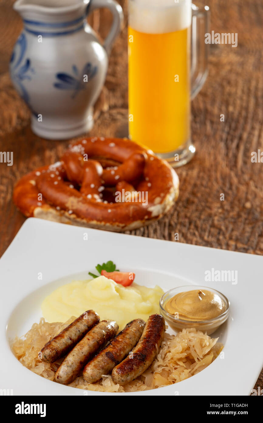 Gegrillten Nürnberger Bratwürste mit Sauerkraut Stockfotografie - Alamy