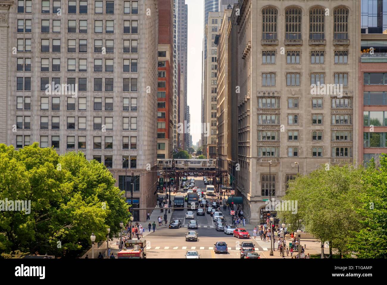 Erhöhten Blick auf die Monroe Street mit erhöhten Zug in Downtown Loop Chicago, Illinois. Stockfoto