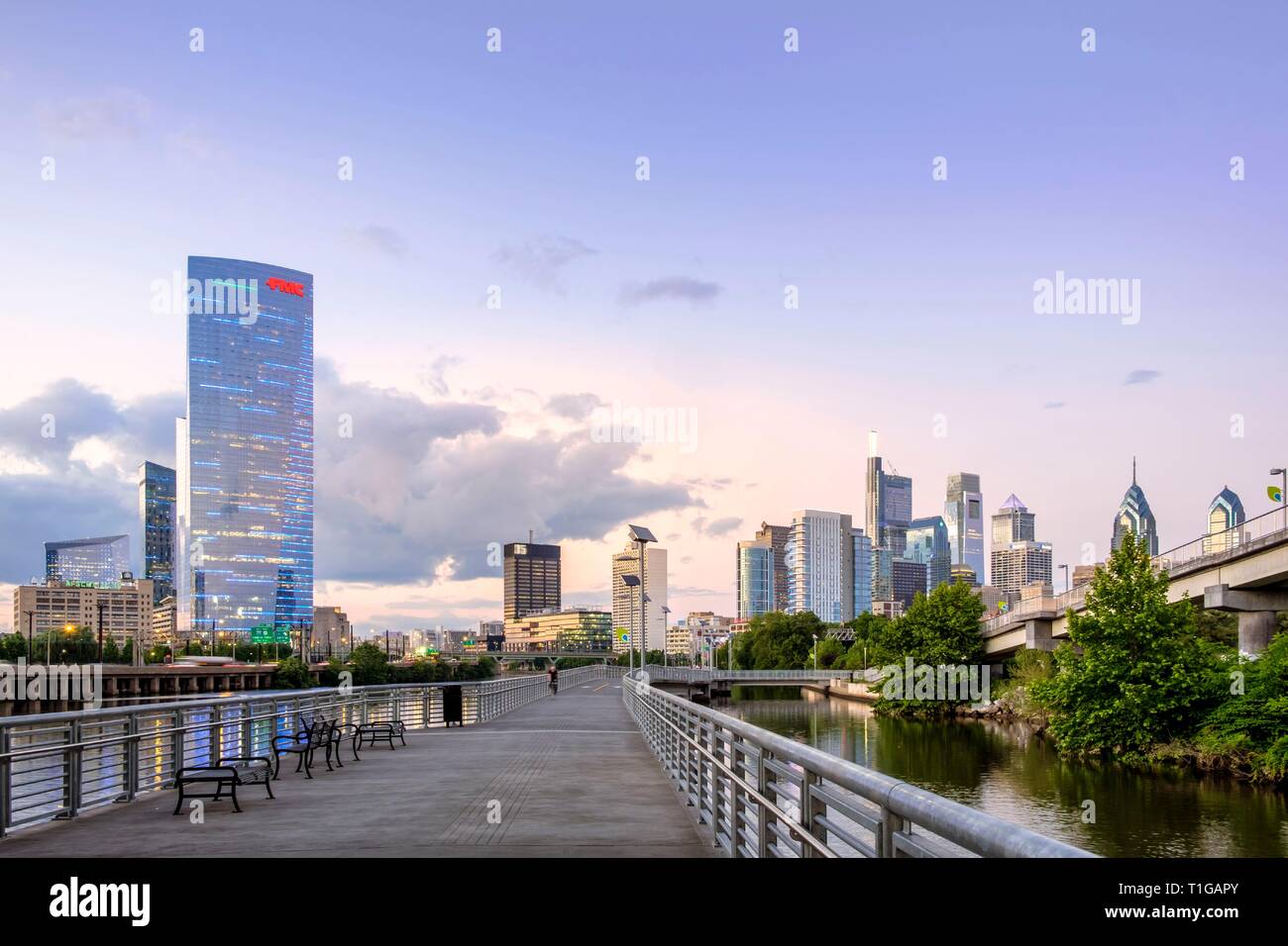 Philadelphia Skyline und Schuylkill River Park Promenade mit Radfahrer bei Sonnenuntergang, Philadelphia, Pennsylvania. Stockfoto