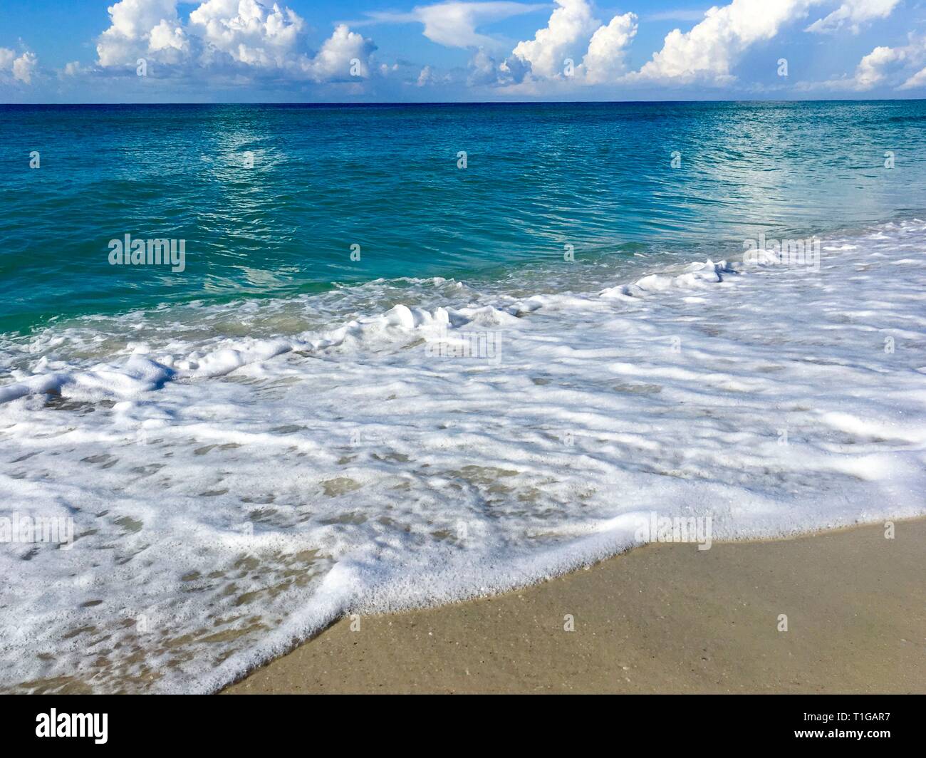 Golf von Mexiko Strand mit weißem Sand und das Brechen von Brandung, Gulf Shores, Alabama,. Stockfoto