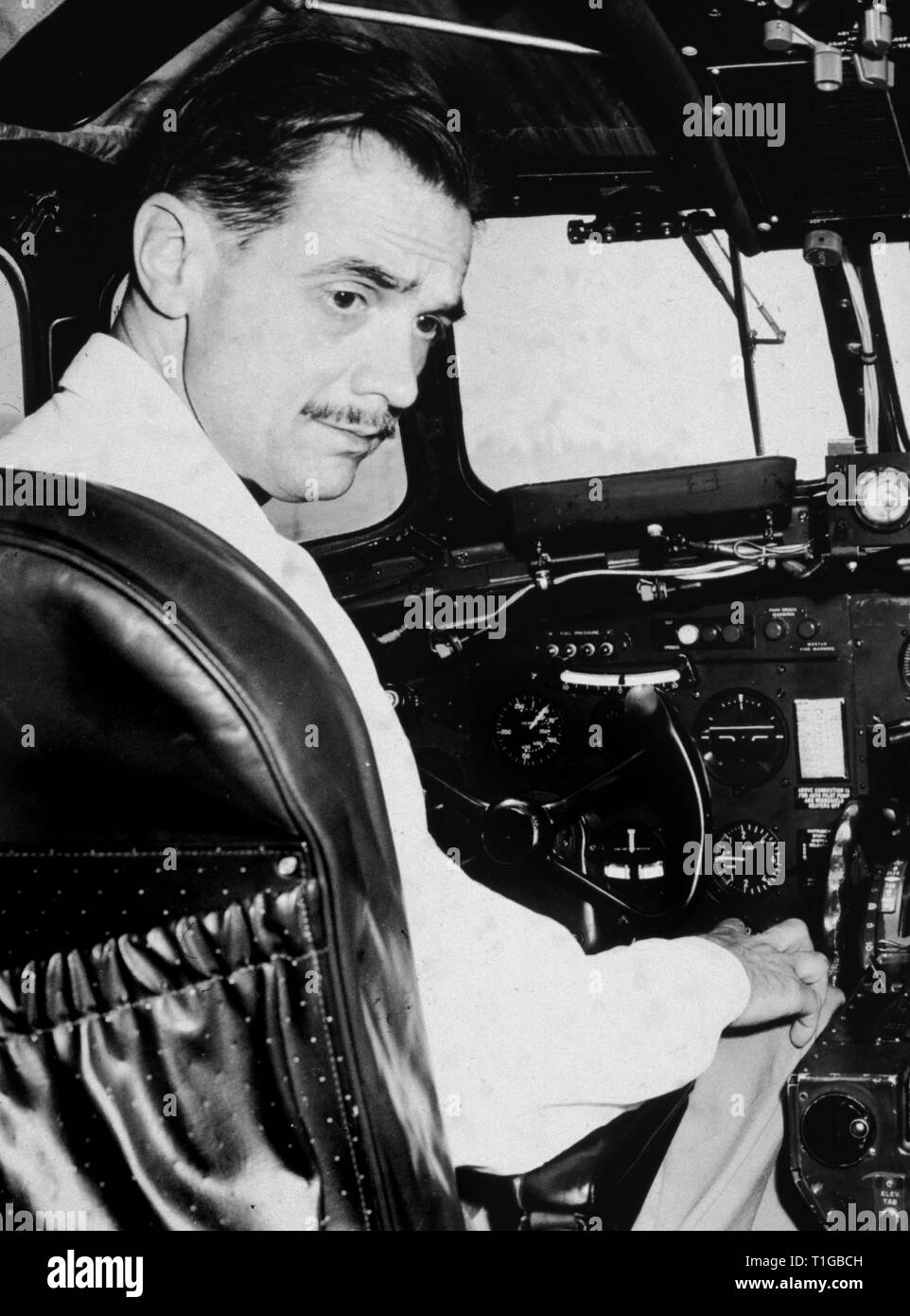 Howard Hughes sitzt im Cockpit eines Flugzeugs, circa (1947) Datei Referenz Nr. 1003 810 THA Stockfoto