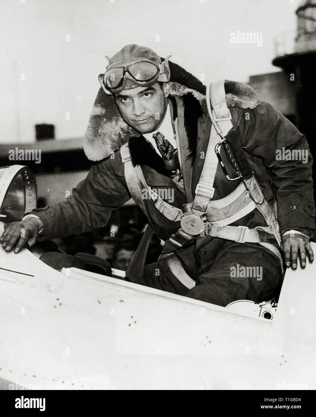 Howard Hughes, klettert aus seinem Flugzeug ca. (1937) Datei Referenz Nr. 1003 808 THA Stockfoto