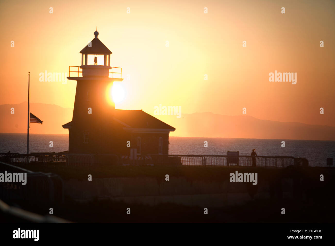 Leuchtturm auf einer Küste bei Sonnenuntergang. Stockfoto