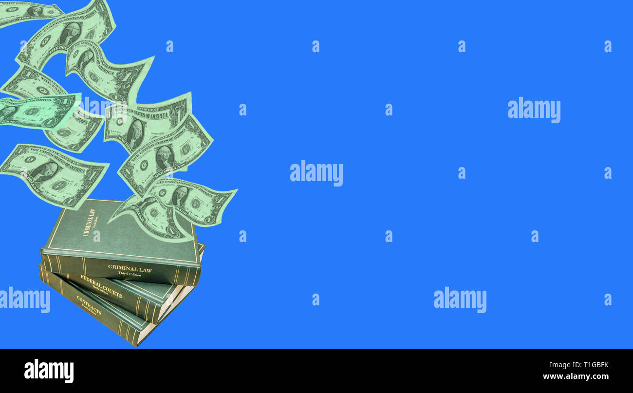 Fliegende Geldscheine im Wert von 1 US-Dollar und juristische Bücher auf einem blauen Hintergrund. Korruption in der Justiz Stockfoto