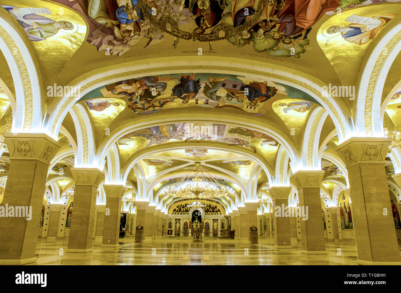 Belgrad, Serbien - März 25, 2019: unterirdische Krypta der größten Orthodoxen Kirche Saint Sava in Belgrad, Serbien Stockfoto