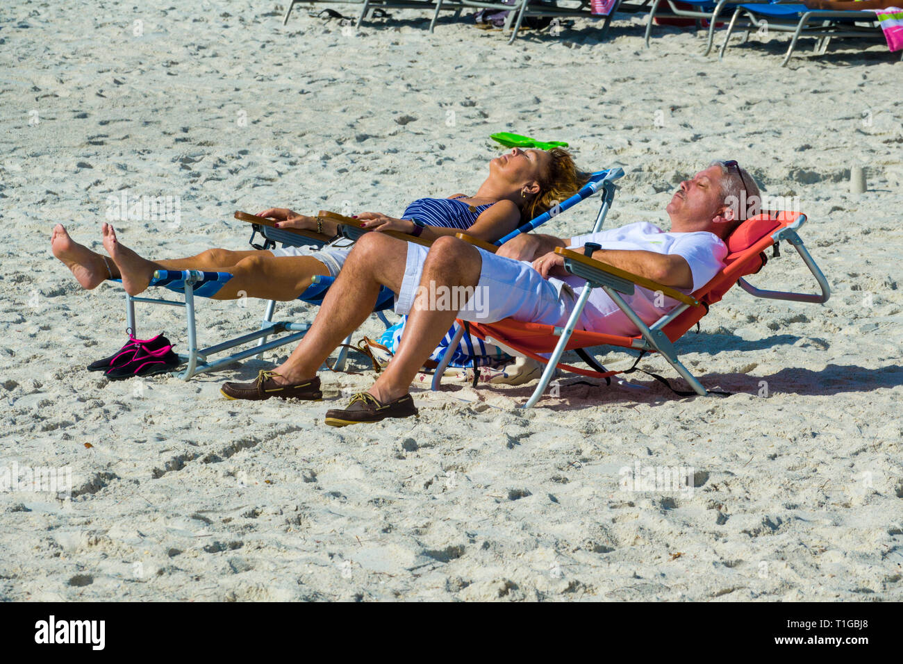 Sonnenbaden Aktivität auf dem Holmes Beach auf Anna Maria Island in Bradenton, Florida Stockfoto