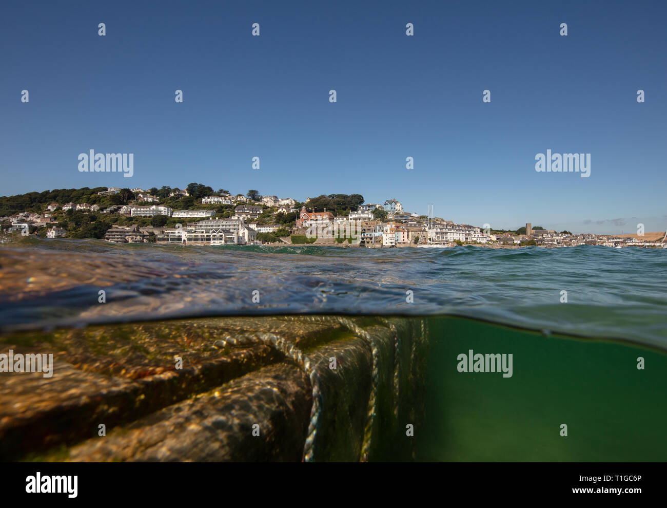 Ein Schuss von Salcombe Mündung im Sommer mit Blick auf die schöne Cliff House Gebäude, das ist die Heimat der Salcombe Yacht Club. Stockfoto