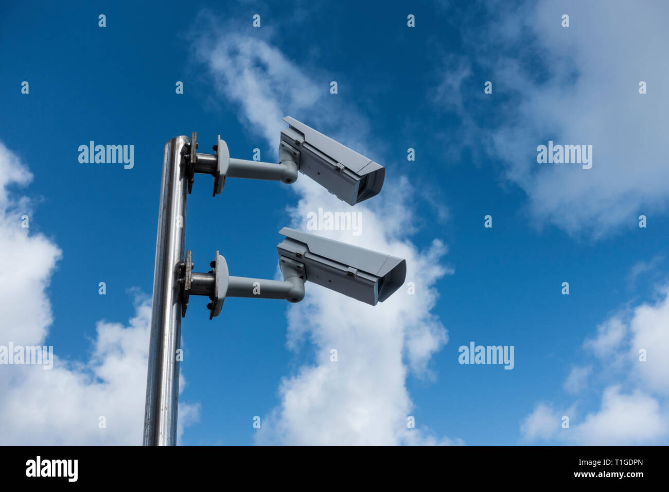 CCTV-Kamera, Kameras gegen den blauen Himmel. Stockfoto
