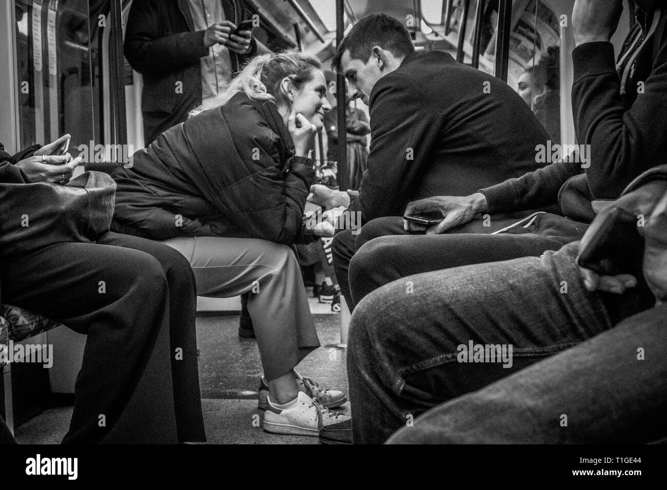 Reportage Bild eines jungen Paares, intime auf die Londoner U-Bahn Stockfoto