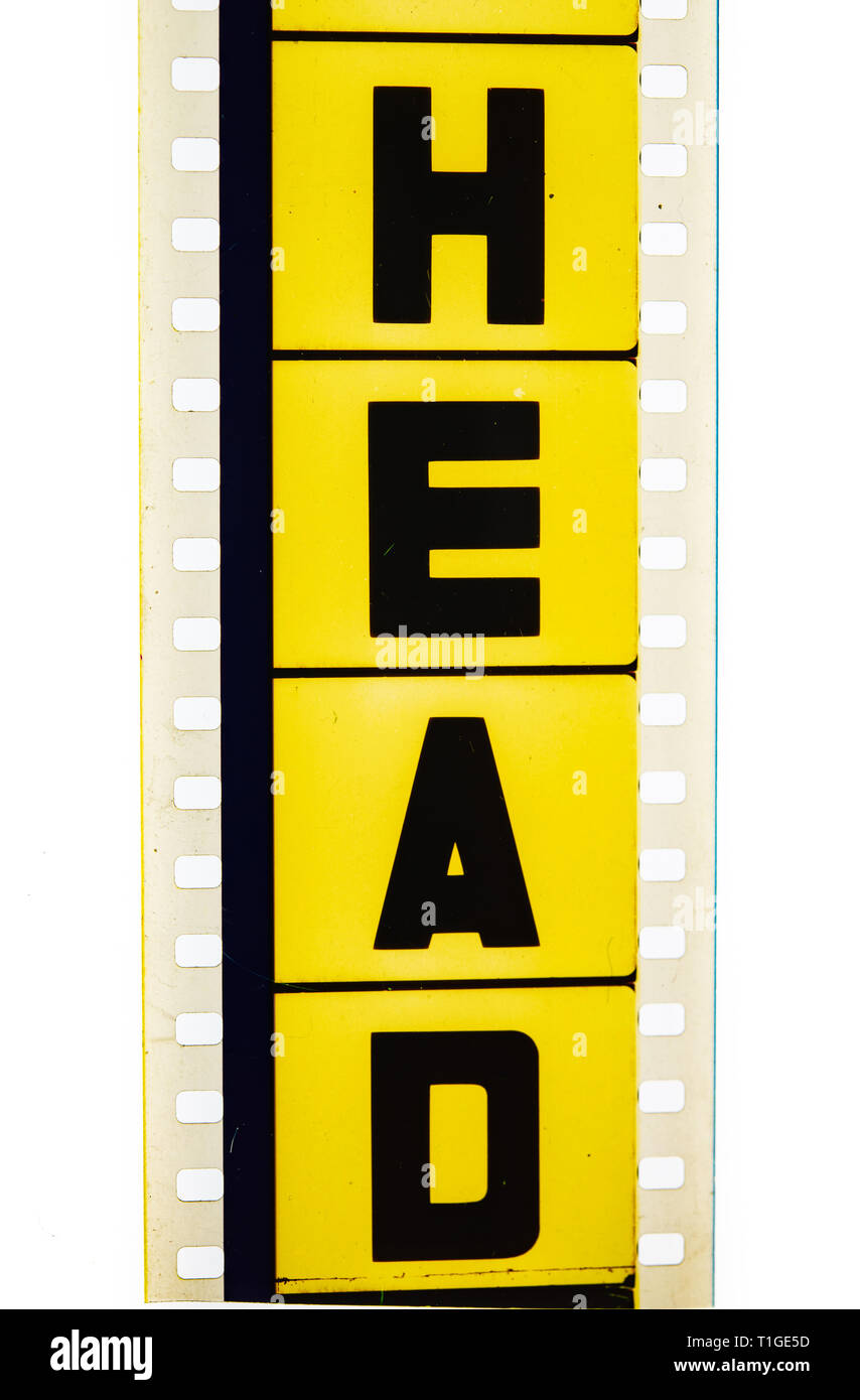 Extreme Nahaufnahme der 35mm Film Filmstreifen mit Kopf Textnachricht auf Frames Stockfoto