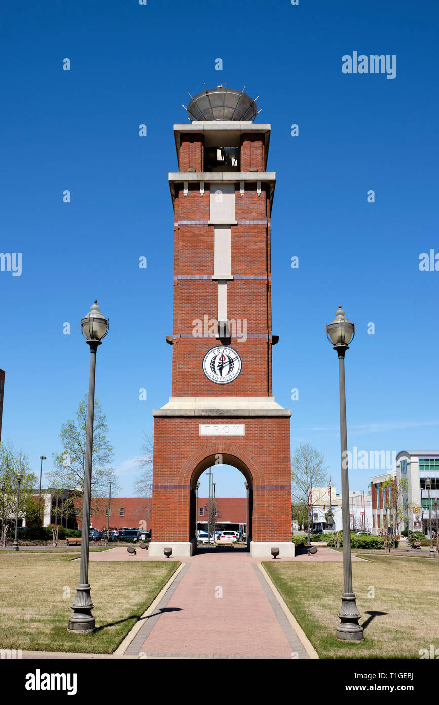 Hohe Glockenturm und Platz für Troy University, Montgomery Alabama Campus in der Innenstadt von Montgomery Alabama, USA. Stockfoto