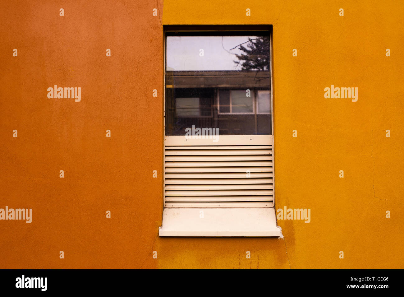 Seite von Gebäude mit Fenster Reflexionen mit Luftdüsen und Gitter Stockfoto