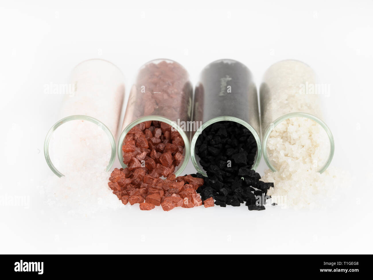 Alaea salt, Hawaii Salz schwarz, grau Salz und Fleur de Sel von Gläsern und isolierten jetzt weiß. Stockfoto