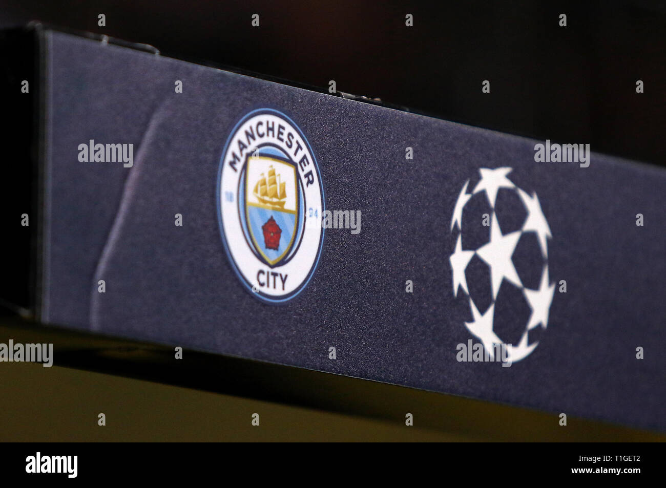 Charkow, Ukraine - Oktober 23, 2018: Manchester City und die UEFA Champions League logos gesehen auf die Dekoration der Metalist Stadion in Charkow durin Stockfoto