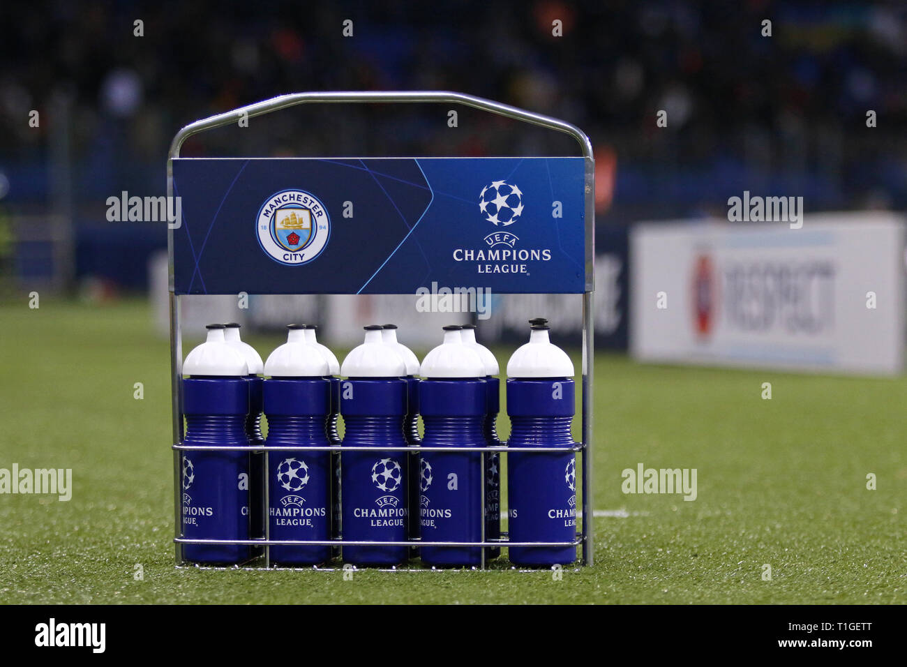 Charkow, Ukraine - Oktober 23, 2018: Bottle Carrier mit Manchester City und die UEFA Champions League Logos auf dem Gras während der UEFA Champions League Stockfoto