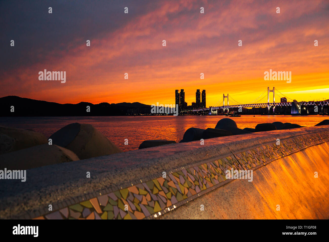 Gwangan Brücke und Meer, Dämmerung Sonnenuntergang in Busan, Korea Stockfoto