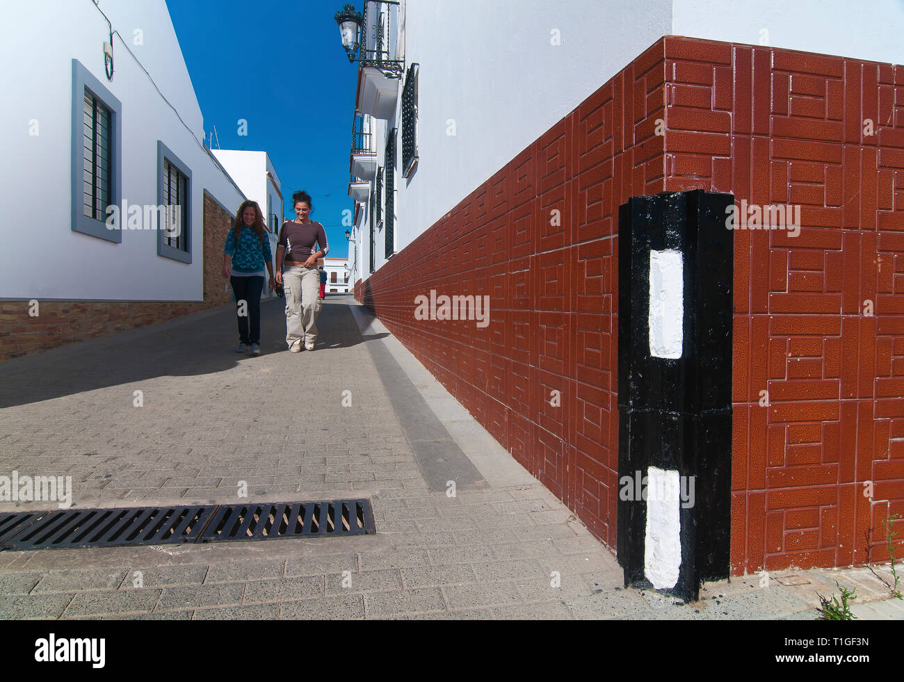 Urban (Straße Ecken mit traditionellen Stahl Schutz). Alosno. Der Provinz Huelva. Region Andalusien. Spanien. Europa Stockfoto