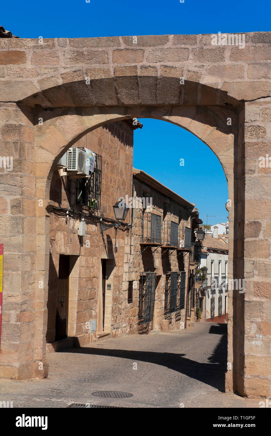Urban Ansicht mit Arco de los Benalua. Baños de la Encina. Die Provinz Jaen. Region Andalusien. Spanien. Europa Stockfoto