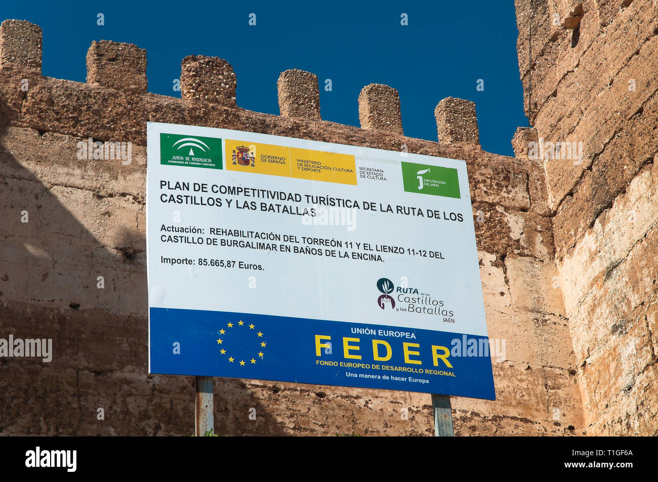 Plakat der Europäischen Union. Efre (Europäischer Fonds für Regionale Entwicklung). Schloss von Burgalimar (10. Jahrhundert). Baños de la Encina. Die Provinz Jaen. R Stockfoto