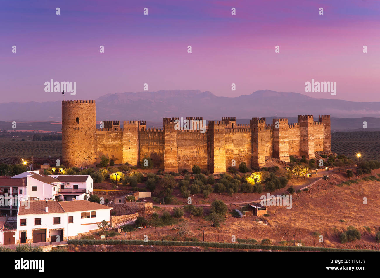 Schloss von Burgalimar (10. Jahrhundert) in der Abenddämmerung. Baños de la Encina. Die Provinz Jaen. Region Andalusien. Spanien. Europa Stockfoto