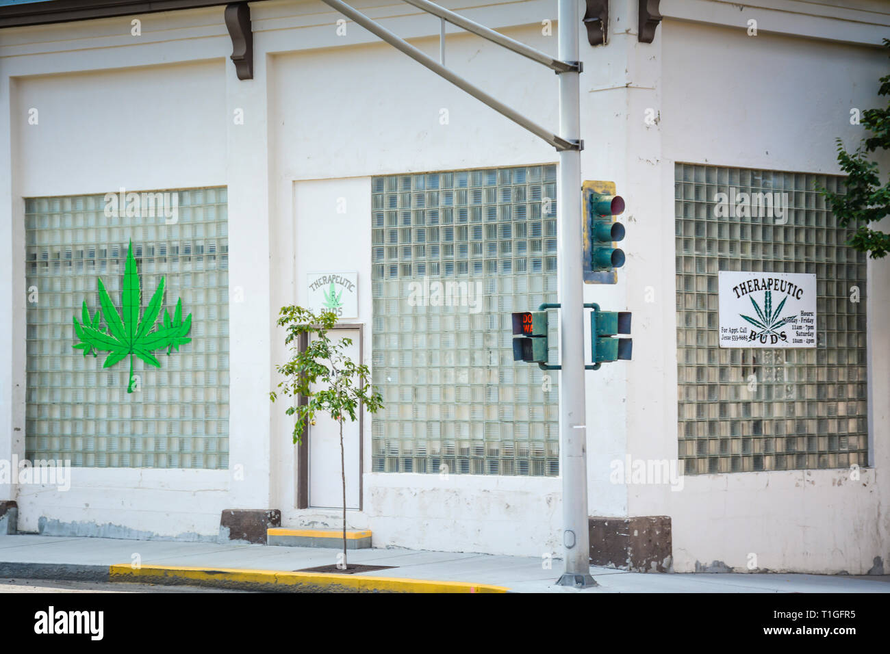 Das Äußere des therapeutischen Knospen, ein medizinisches Marihuana Dispensary mit Marihuana Blatt auf Eis Backstein Fenster in Butte, MT, USA lackiert Stockfoto