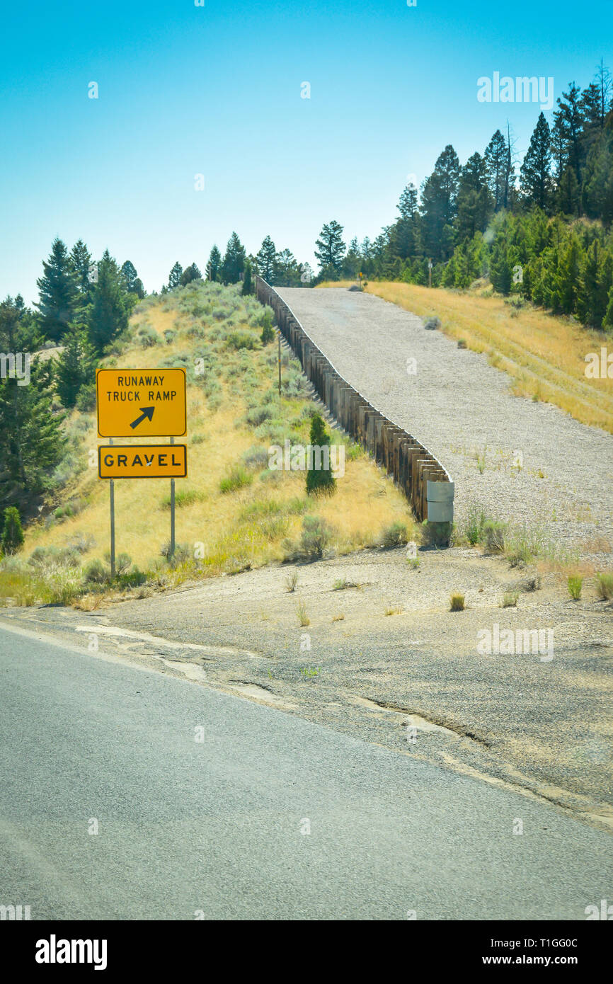 Ein strassenrand Sicherheitsfunktion für Runaway Lkw, eine ansteigende Rampe von Kies eine grosse Anlage verlassen Bremsen Probleme auf einer Autobahn in Western Montana zu verhindern Stockfoto