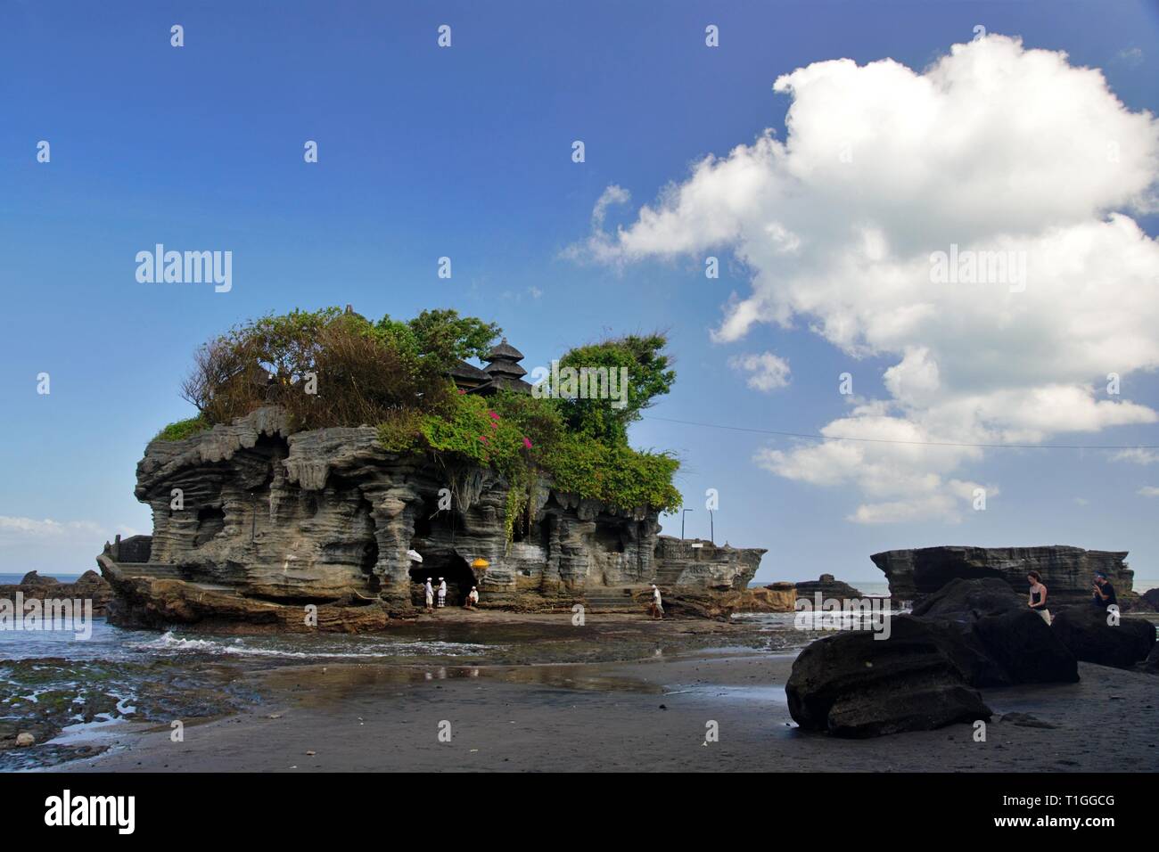 Tanah Lot Tempel in hellen, sonnigen Tag. Ort: Bali, Indonesien. Stockfoto