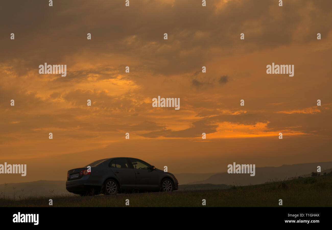 Mein Auto und Sonnenuntergang an Kaas Plateau, Satara, Maharashtra, Indien Stockfoto