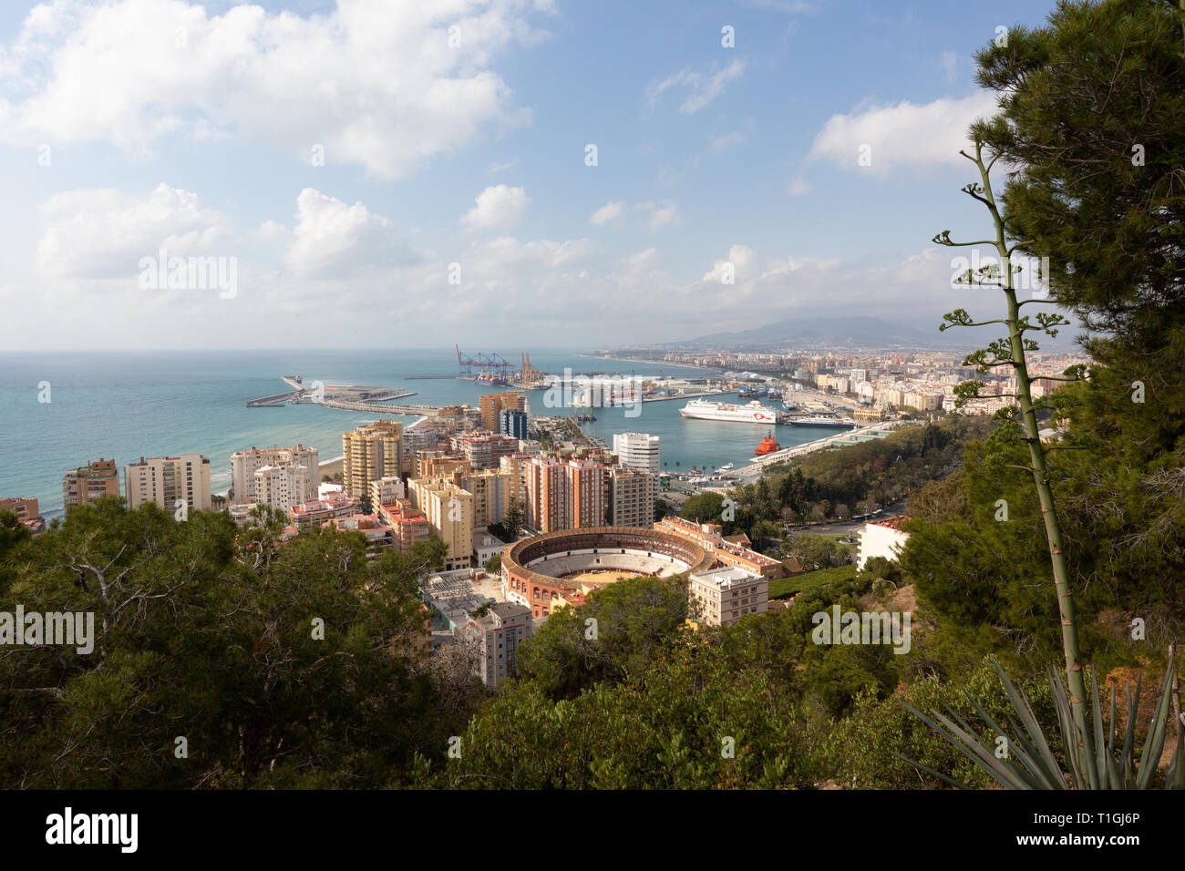 Ein Blick auf die Küste und das Mittelmeer von Malaga Stadt, Malaga, Andalusien, Spanien Stockfoto