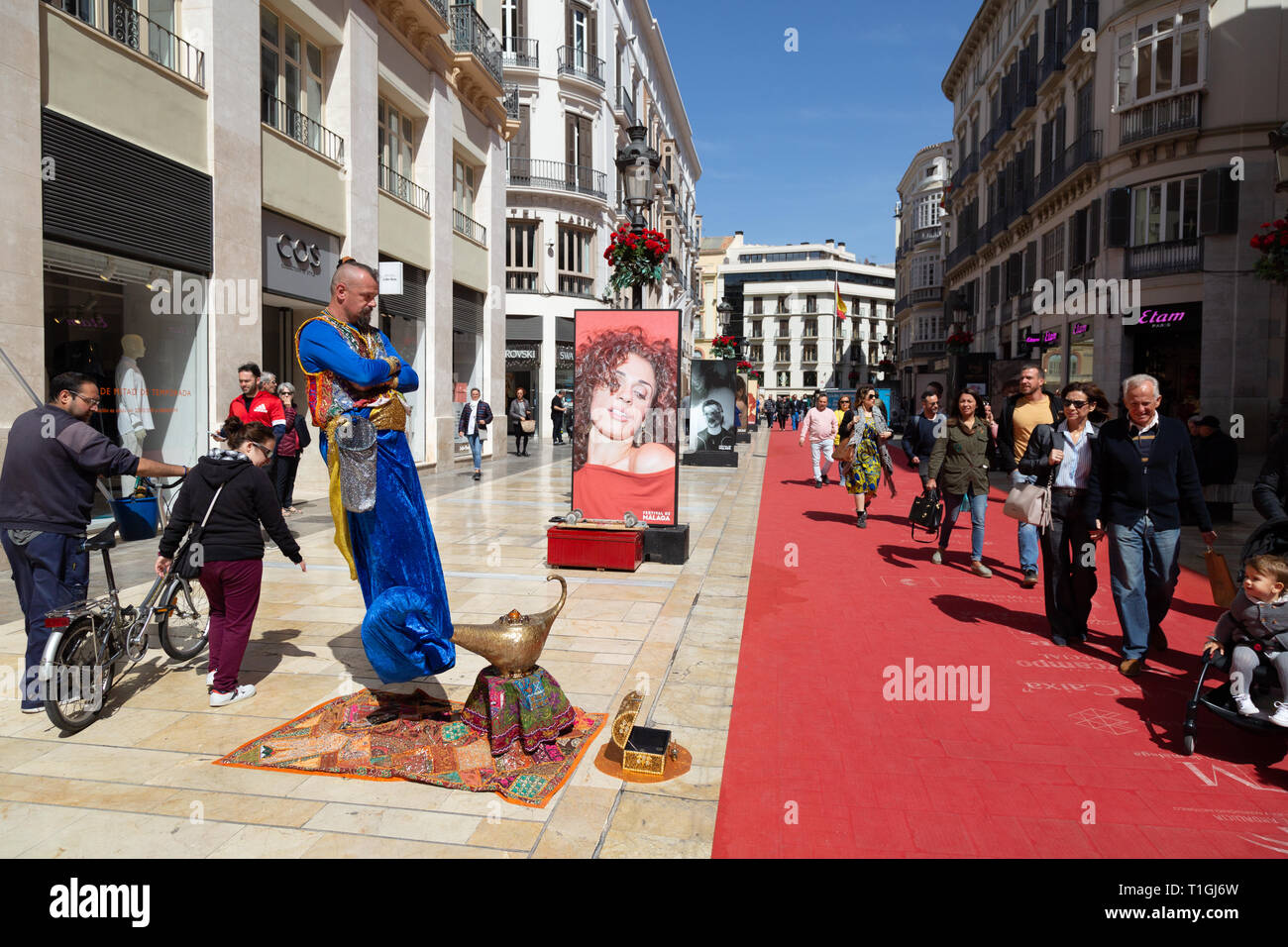 Spanien Street Entertainer verkörpert Aladdin Genie's, Malaga, Andalusien, Spanien Europa Stockfoto