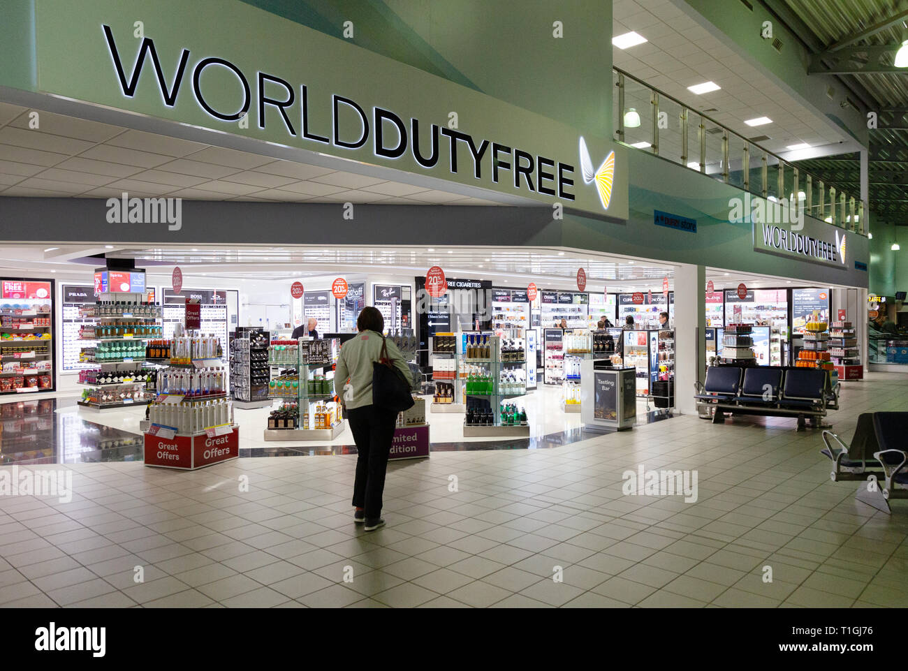 World Duty Free Shop - ein Reisender im World Duty Free Shop, Abflug, Flughafen London Southend Southend Essex, Großbritannien Stockfoto