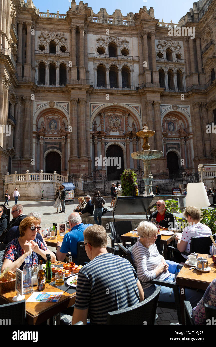 Die Altstadt von Malaga, Malaga, Spanien - Menschen Essen in einem Restaurant, Plaza del Obispo, neben der Kathedrale von Malaga, Malaga Altstadt, Andalusien Spanien Stockfoto