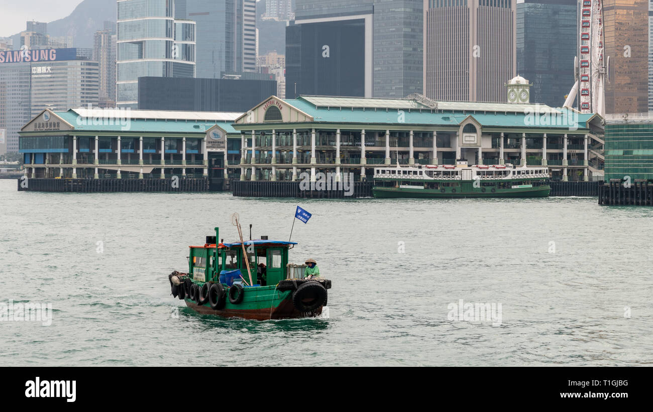 Eine hölzerne Junk in den Hafen von Hong Kong Stockfoto