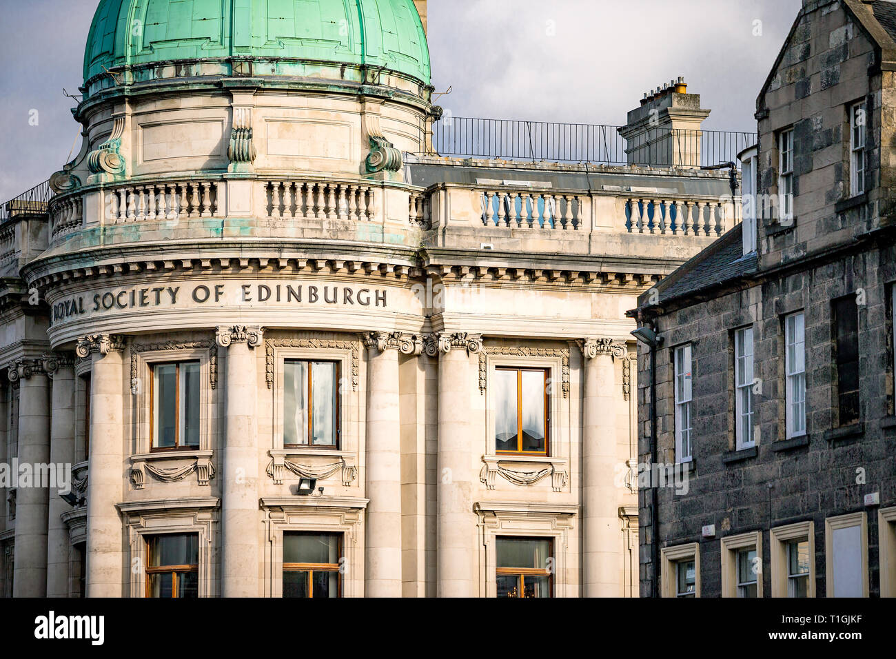 George Street in Edinburgh, mit Blick auf die Königliche Gesellschaft von Edinburgh Gebäude an einem sonnigen Nachmittag Stockfoto