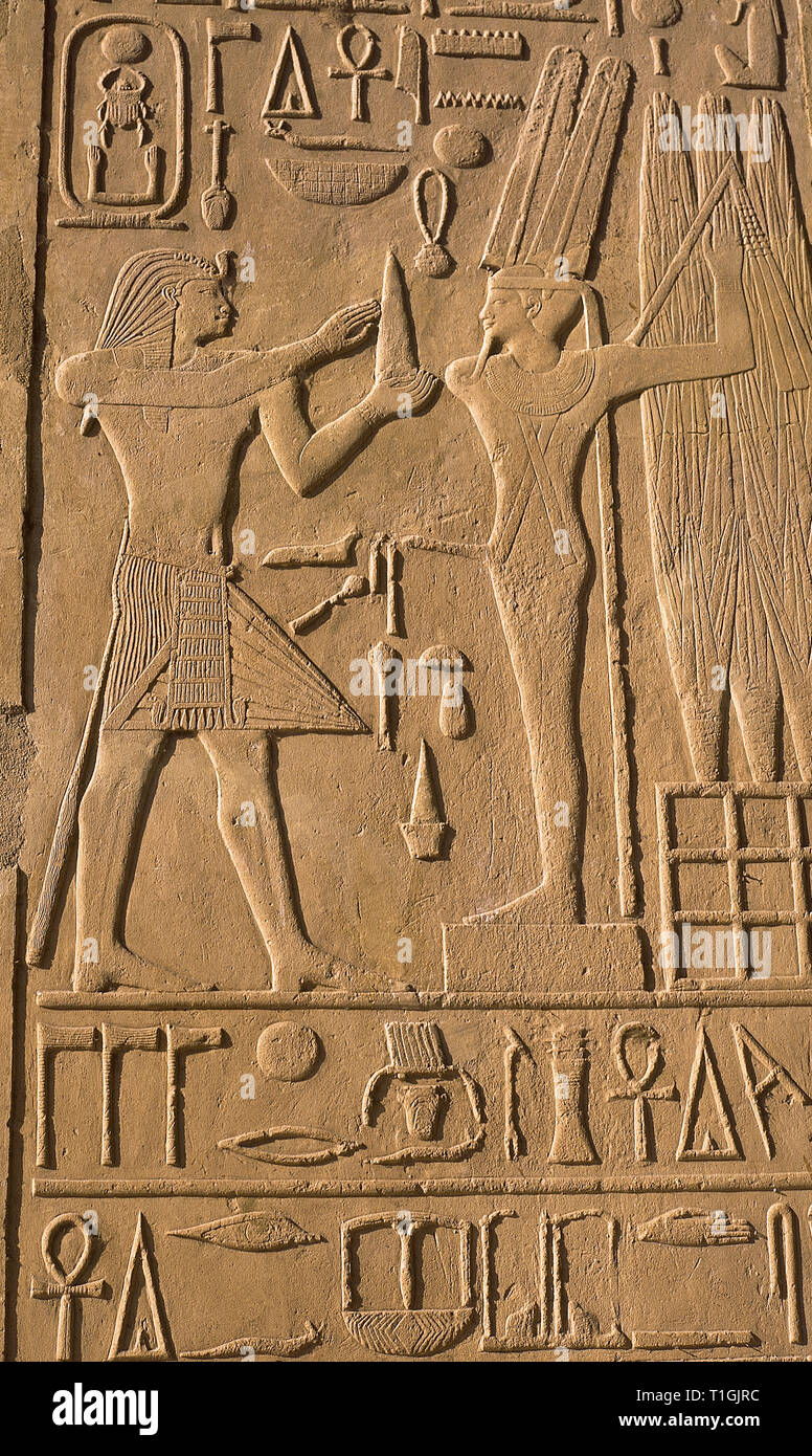 Senusret I. Pharao der Dynastie XII. Mittleres Reich in Ägypten. Sesostris I., ein Angebot an die Gott Min. Relief in einem Pavillon von Karnak, Ägypten. Stockfoto