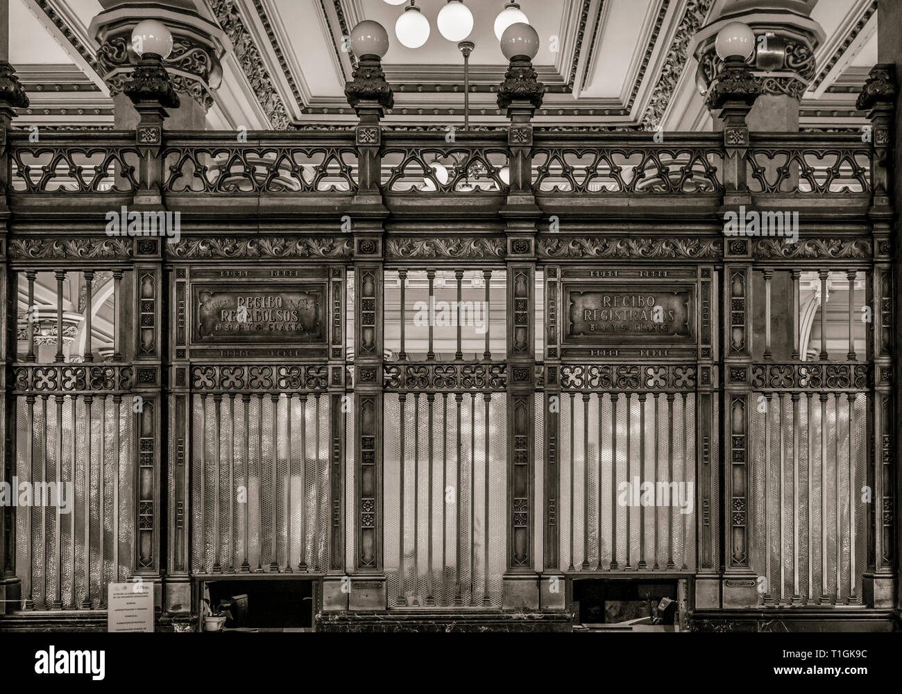 Mexiko Stadt Hauptpost wurde 1907 gebaut und besteht aus vielen architektonischen Stile einschließlich der umfangreichen Nutzung des reich verzierten Messing poliert. Stockfoto