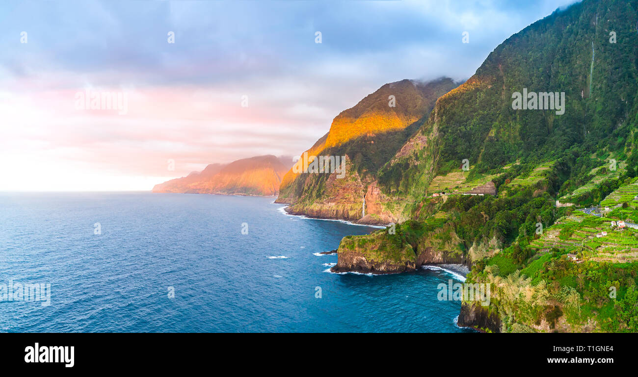 Sonne über North Coast, Wasserfall und Ozean am Goldenen Stunde vor Sonnenuntergang auf der Insel Madeira, Portugal Stockfoto