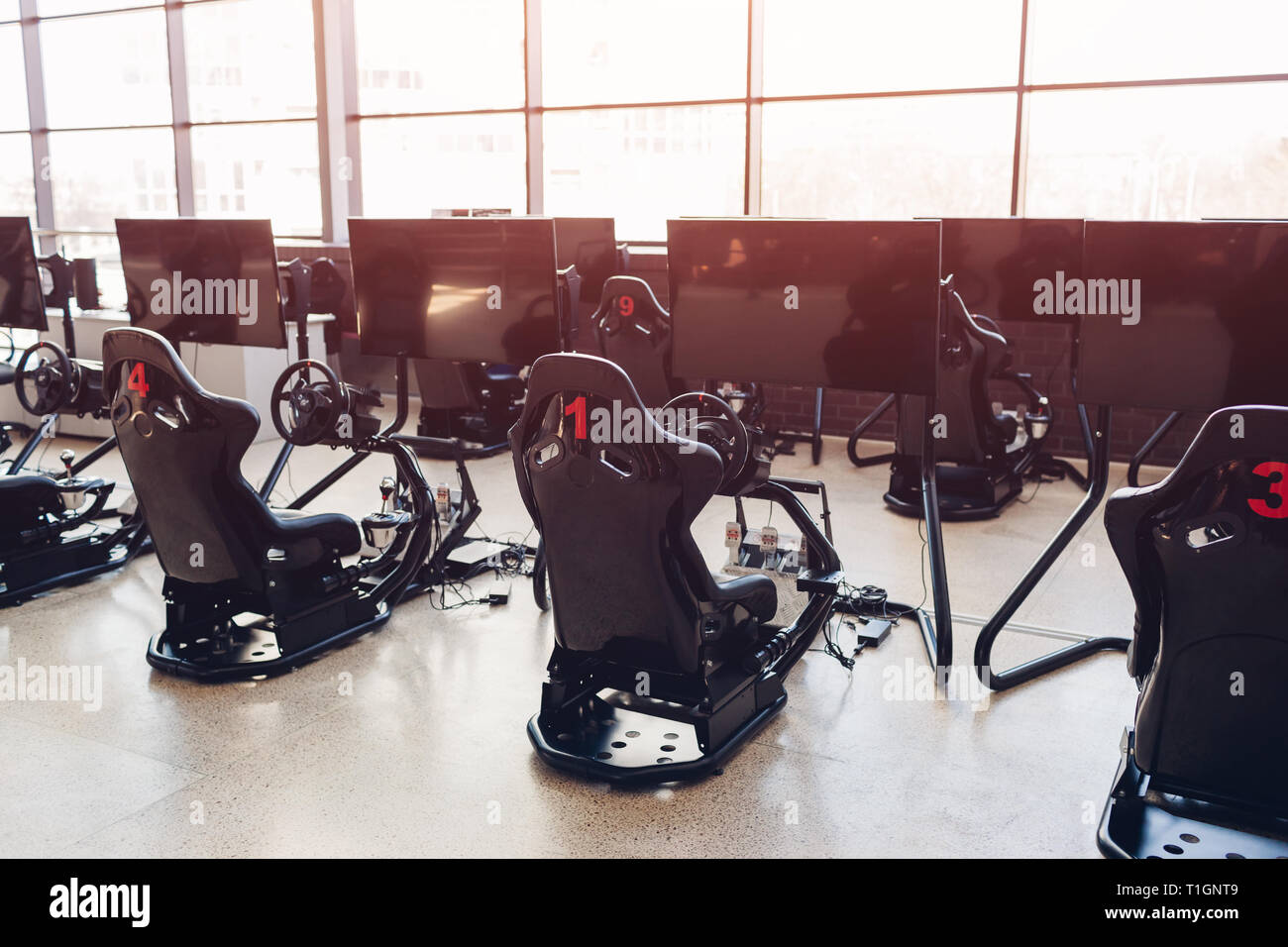 VR-Spiele. Virtuelle Realität Videospiel race Simulator. Leere gaming Zimmer im Einkaufszentrum. Stockfoto