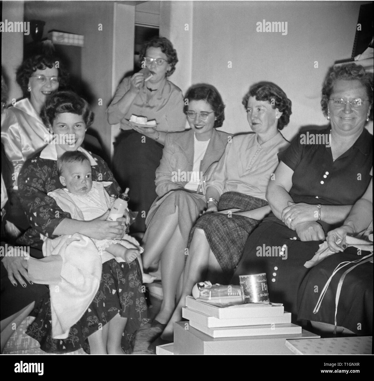 Eine Gruppe von 1960 Frauen auf einer Party Stockfoto