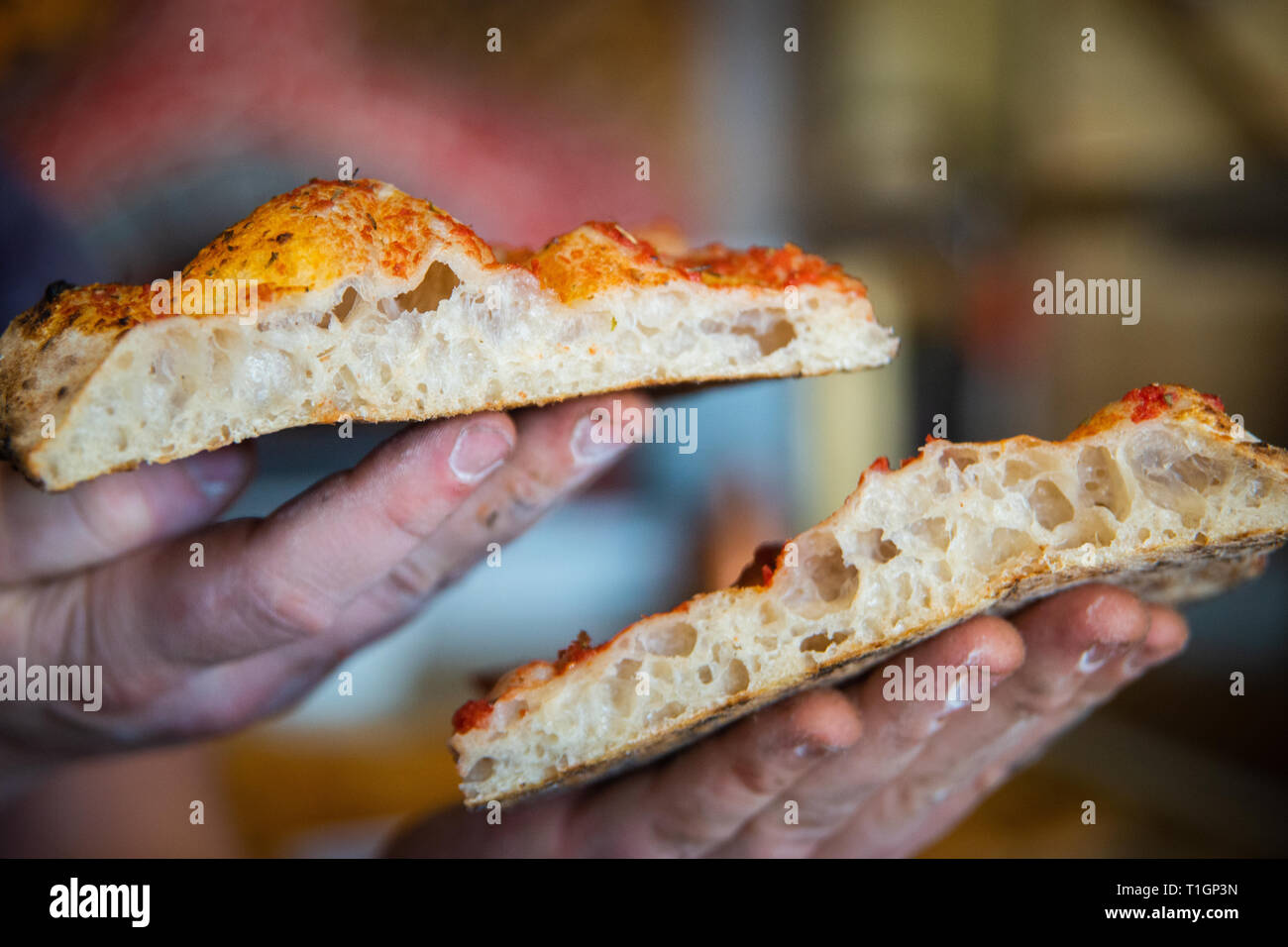 Ein Koch Holding traditionellen römischen Stil Pizza Schichten in einer Trattoria/Pizzeria Stockfoto