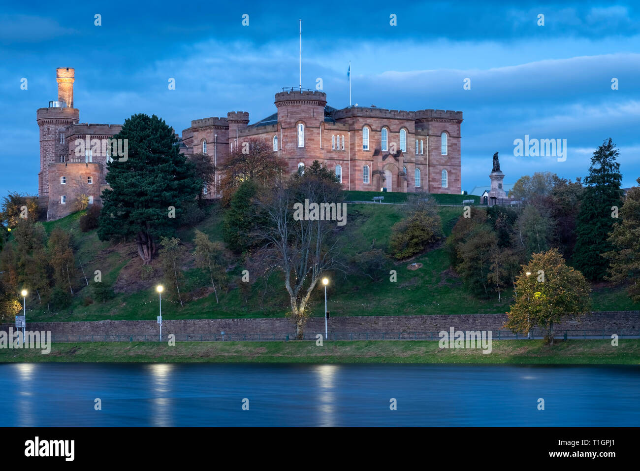 Die Burg von Inverness und den Fluss Ness bei Nacht, Inverness, Highlands, Schottland, Großbritannien Stockfoto