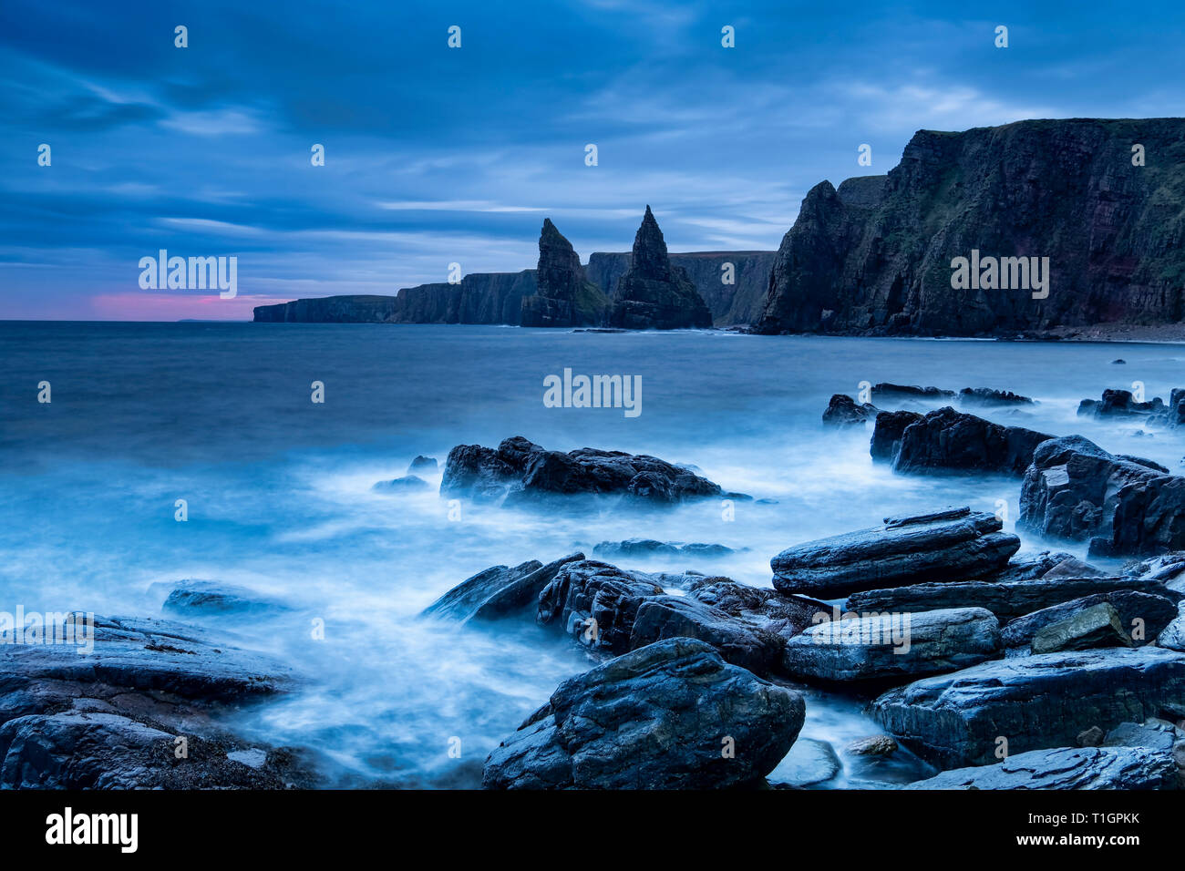 Duncansby Head und Meer Stapel in der Morgendämmerung, Caithness, Scottish Highlands, Schottland, UK Stockfoto
